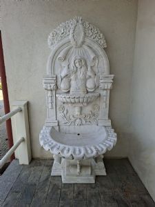 Fontana in marmo bianco L. 102 cm - P. 90 cm H. 210 cm